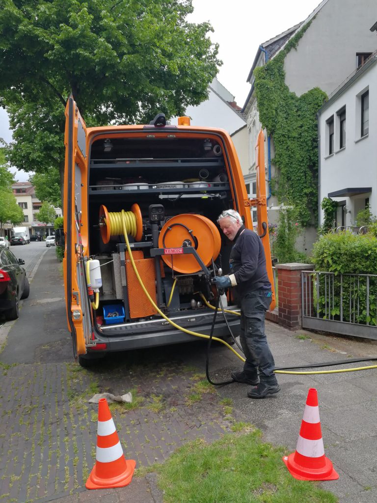 Bremer Rohrreinigung, Herr Gennermann in Aktion